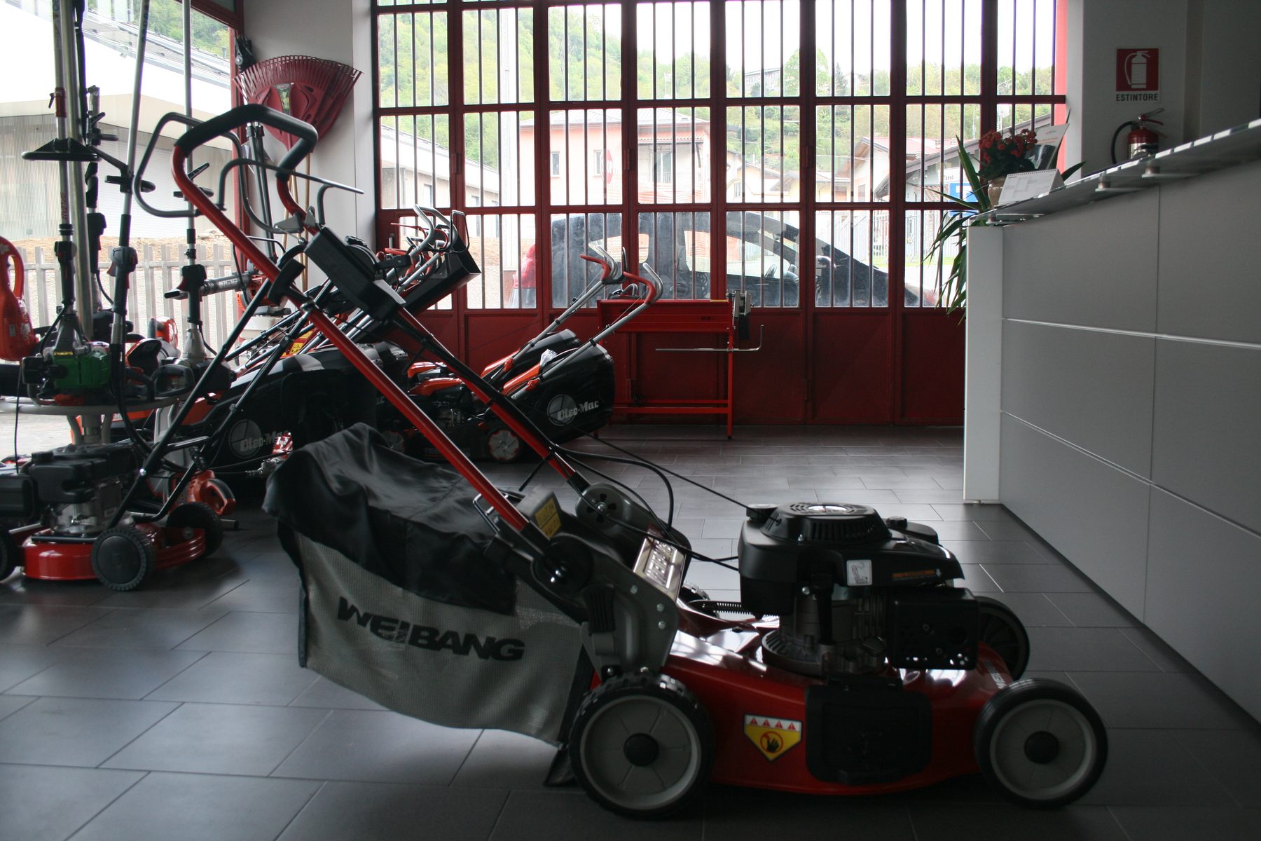 Facciata Motor Garden Bazzana in Via U. Bellora a Cene