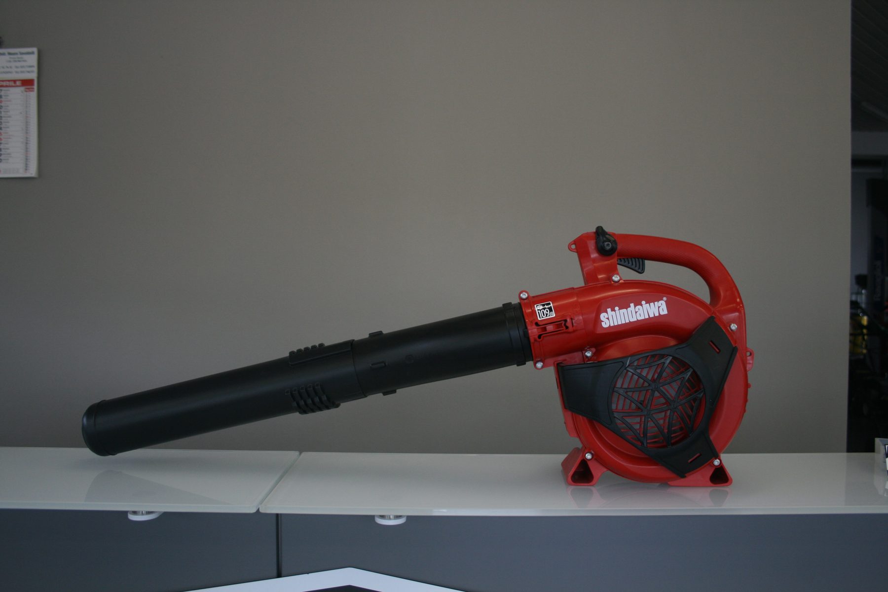 Manutenzione di una lama in officina